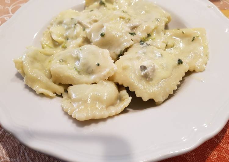 Ravioli di spinaci con crema di gorgonzola