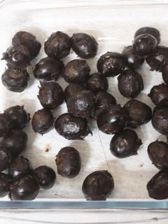 Una foto de Manzanas y uvas cubiertas de chocolate