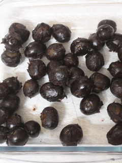 Una foto de Manzanas y uvas cubiertas de chocolate