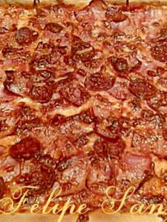 Una foto de Pizza de bacon y chorizo