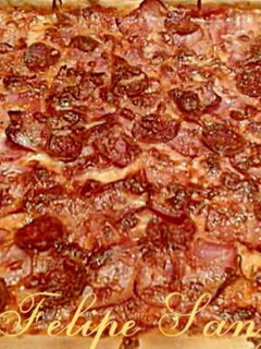 Una foto de Pizza de bacon y chorizo