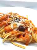 Linguine con salsa piccante di datterini