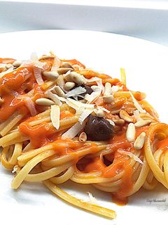 Foto di Linguine con salsa piccante di datterini