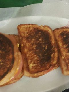 Una foto de Tostadas de quesos gratinado para el desayuno!!