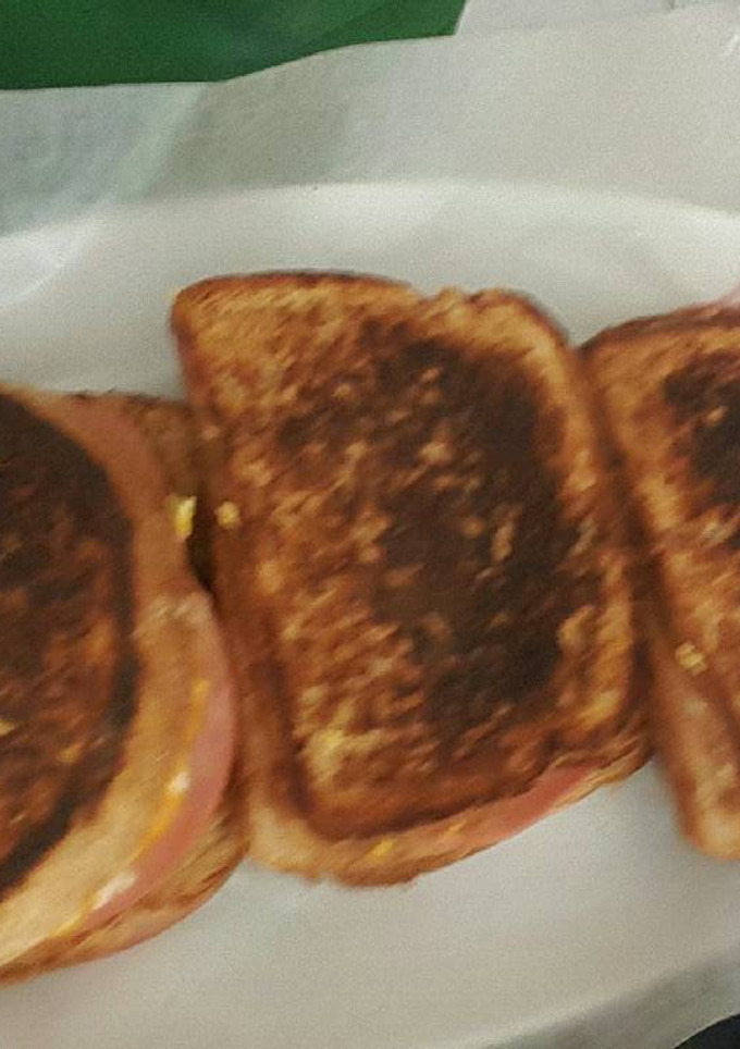 Una foto de Tostadas de quesos gratinado para el desayuno!!