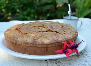 Una foto de Torta húmeda de pera, manzana y pelón💕