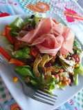 Salată cu leguminoase și prosciutto crudo