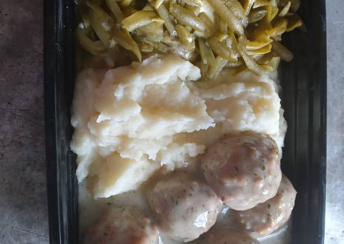 Swedish Meatballs w/ Cheesy Green Beans and Mashed Potatoes