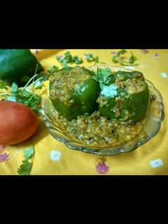 भरवा शिमला मिर्च (Bharwan shimla mirch recipe in hindi) रेसिपी मुख्य फोटो
