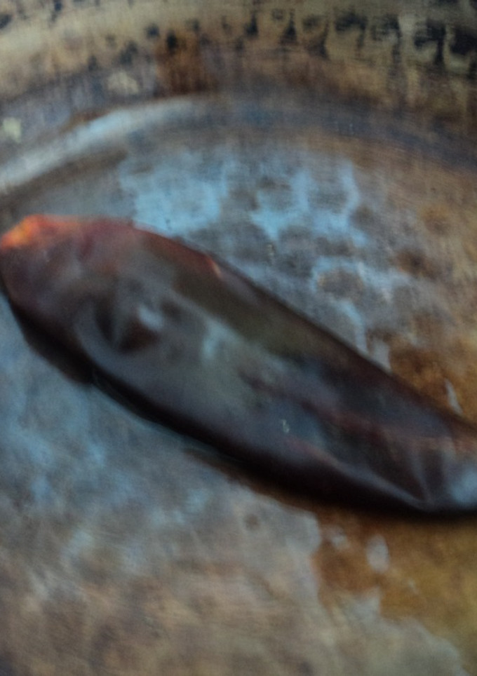 Una foto de Chile guajillo asado relleno de picadillo mexicano y manzana