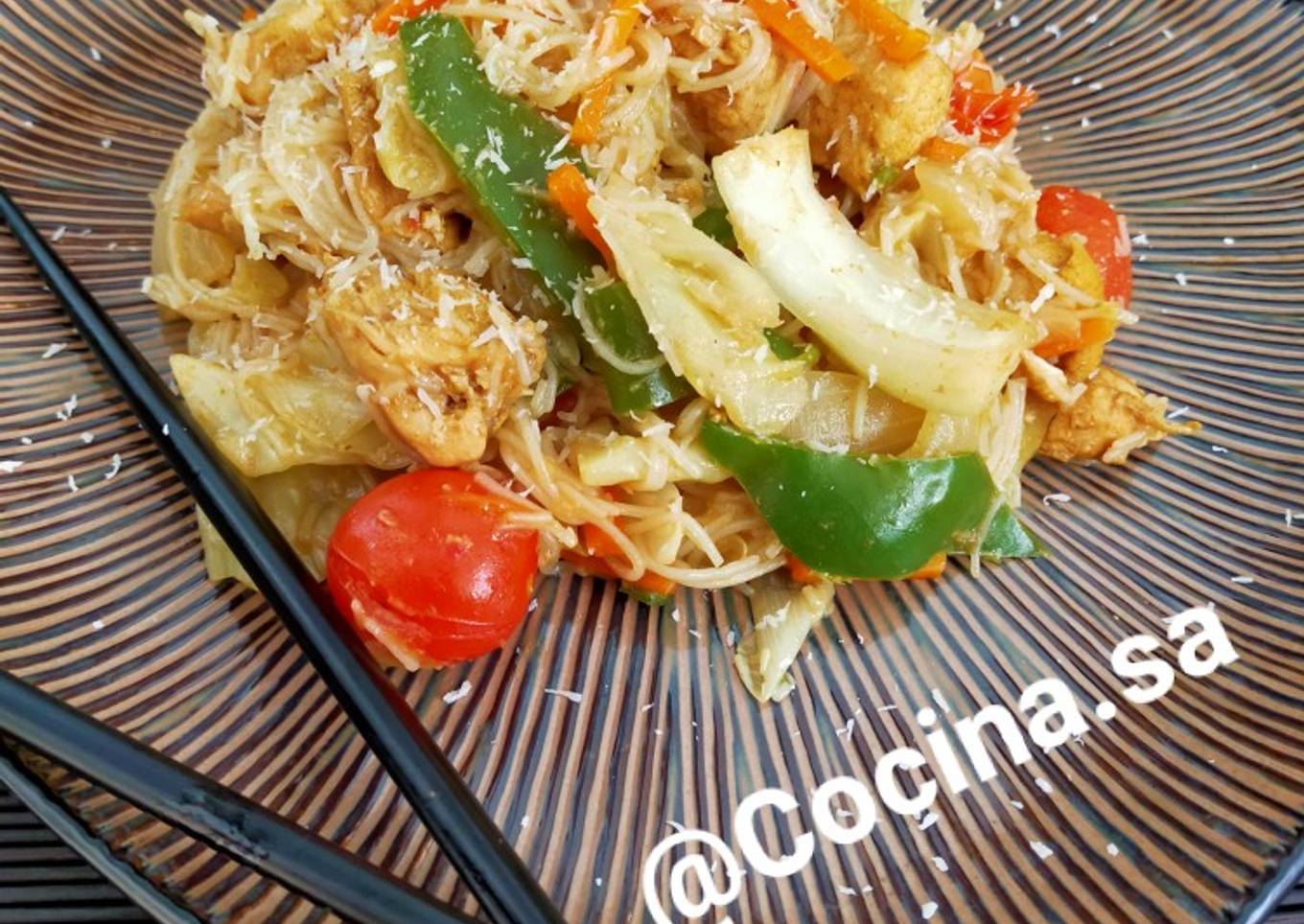 Fideos chinos con verduras, pollo y coco
