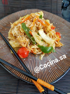 Una foto de Fideos chinos con verduras, pollo y coco