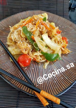 Una foto de Fideos chinos con verduras, pollo y coco