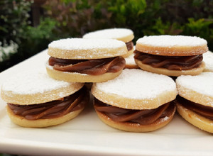 Una foto de Alfajores fáciles de masa sableé