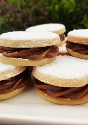 Una foto de Alfajores fáciles de masa sableé