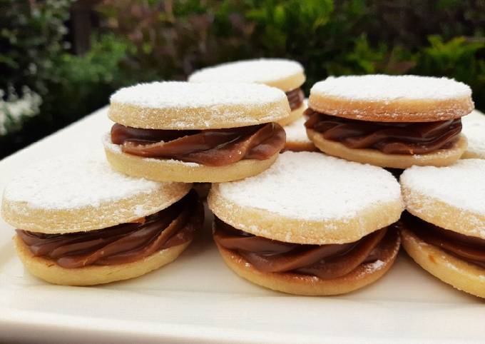 Alfajores fáciles de masa sableé Receta de Norali - Cookpad