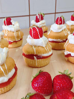 Una foto de Pastelitos de fresa y nata
