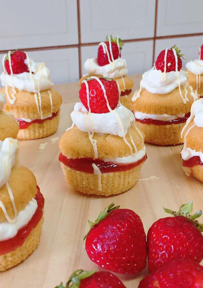 Una foto de Pastelitos de fresa y nata