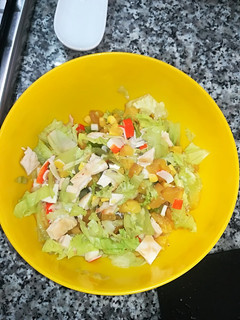 Una foto de Ensalada saludable de pollo, piña y delicias de mar