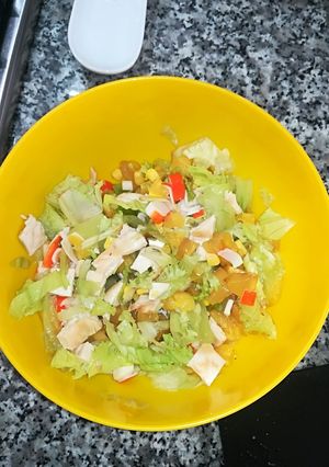 Una foto de Ensalada saludable de pollo, piña y delicias de mar