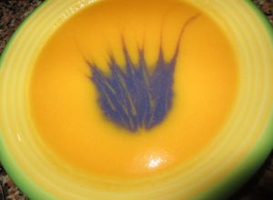 Una foto de Crema de calabaza y col lombarda enriquecida con Agua de Mar