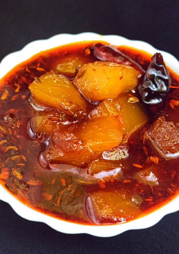 A picture of Sweet and sour raw mango curry.