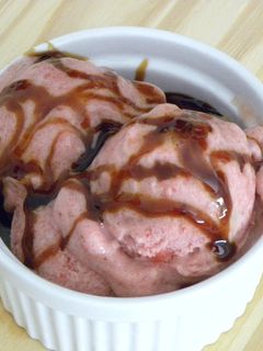 Una foto de Helado Vegano de Fresa y Plátano