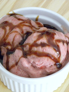 Una foto de Helado Vegano de Fresa y Plátano