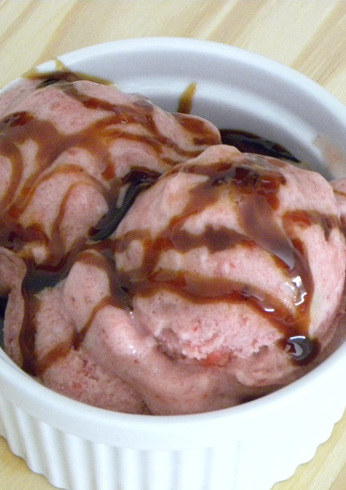 Una foto de Helado Vegano de Fresa y Plátano