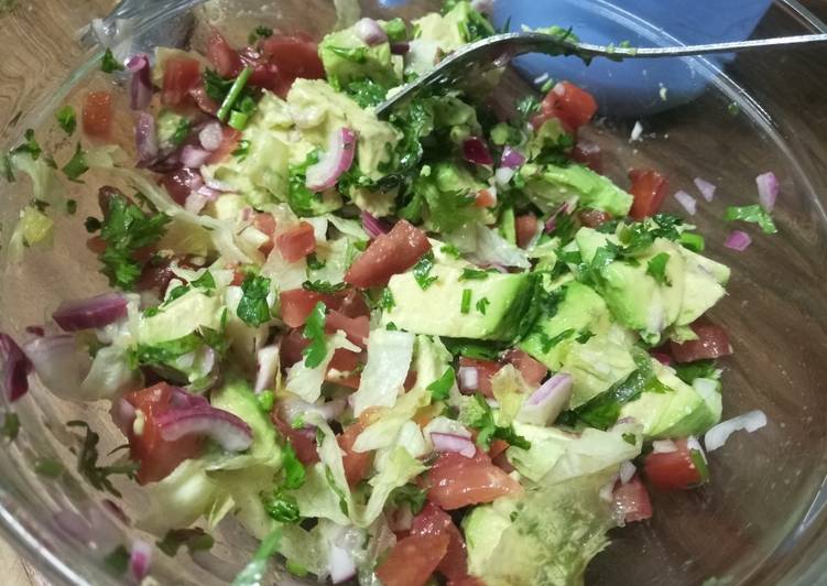 Lettuce and ovacado salad