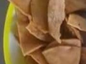 Una foto de totopos con limón