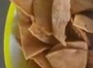 Una foto de Totopos receta corta de tortillas frías