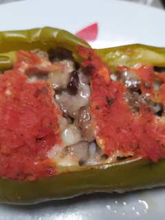 Una foto de Morrones rellenos con carne a cuchillo y salsa dietética