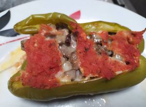 Una foto de Morrones rellenos con carne a cuchillo y salsa dietética