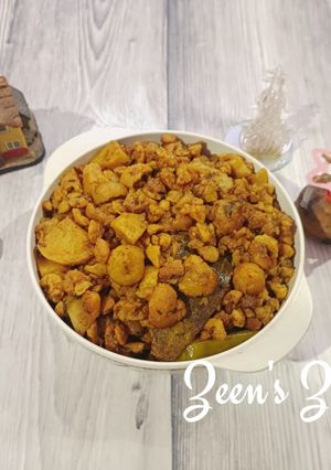 A picture of Urad Badi and Aloo Curry.