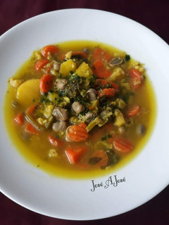 Una foto de Sopa de verduras al azafrán