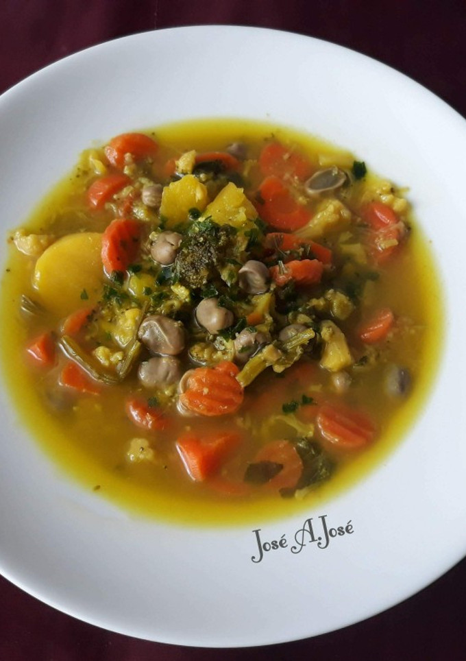 Una foto de Sopa de verduras al azafrán