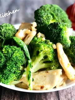 青花菜炒甜不辣 / 當季家常菜 的食譜成品照片