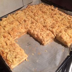 A picture of German apple pie with crumbs (Apfel Streusel Blechkuchen).