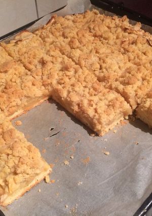 A picture of German apple pie with crumbs (Apfel Streusel Blechkuchen).