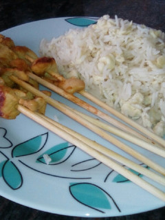 Una foto de Pollo ''satay''