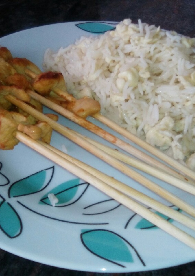 Una foto de Pollo ''satay''