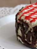 Tarta mousse de chocolate blanco con coulis de fresa