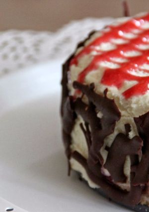 Una foto de Tarta mousse de chocolate blanco con coulis de fresa