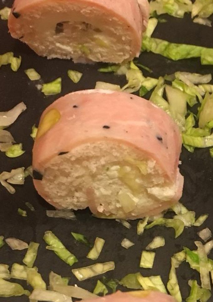 Una foto de Canapés con pan Bimbo de pollo relleno con trufa y pistachos