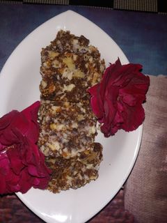 અંજીર ડ્રાયફ્રુટ ગોળ પાપડી(Fig dryfruit chikki recipe in Gujarati) રેસીપી મુખ્ય ફોટો