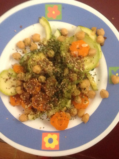 Una foto de Verduras al vapor con garbanzos, semillas y algas