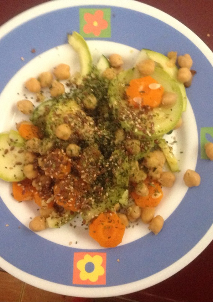 Una foto de Verduras al vapor con garbanzos, semillas y algas