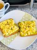 Tostadas de guacamole y huevos revueltos