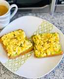 Tostadas de guacamole y huevos revueltos
